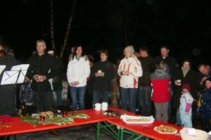Einstimmung auf den Advent am neuen Dorfplatz in Peterdorf