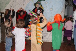Kindermaskendisco in Mandis Kellerbar