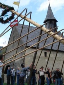 Maibaum für die Filialkirche zum Hl. Laurentius